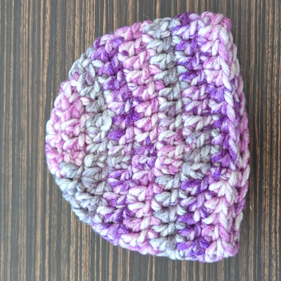 Newborn knitted hat - perfect for photoshoots - Picture 2 of 5